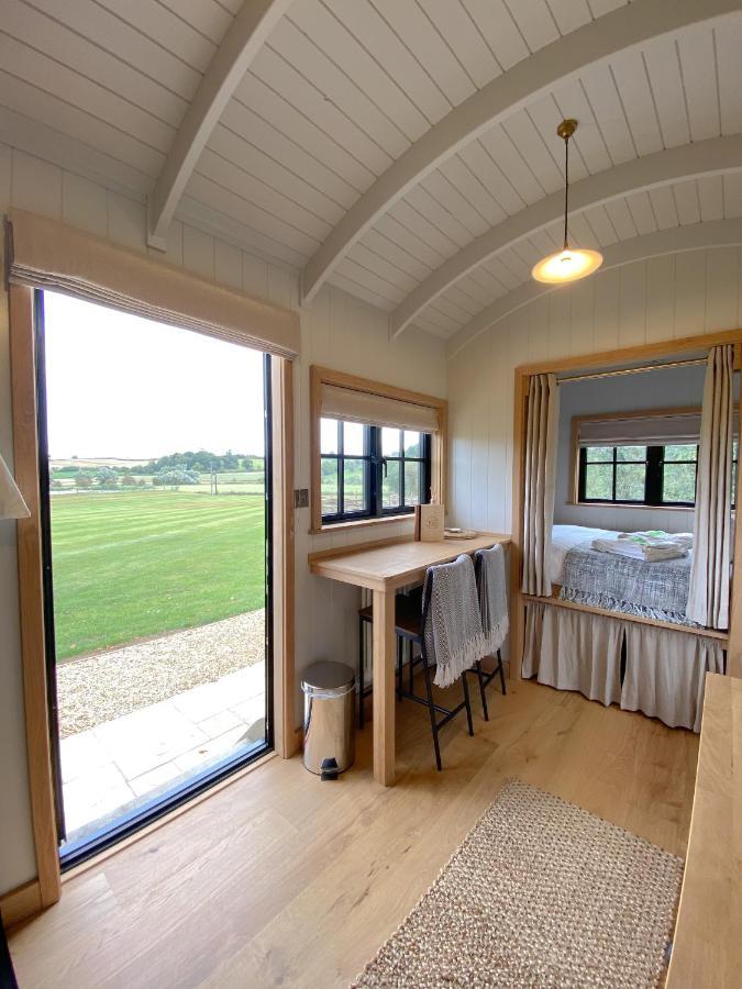 The Black Swan Shepherd Hut Ketton Exterior photo