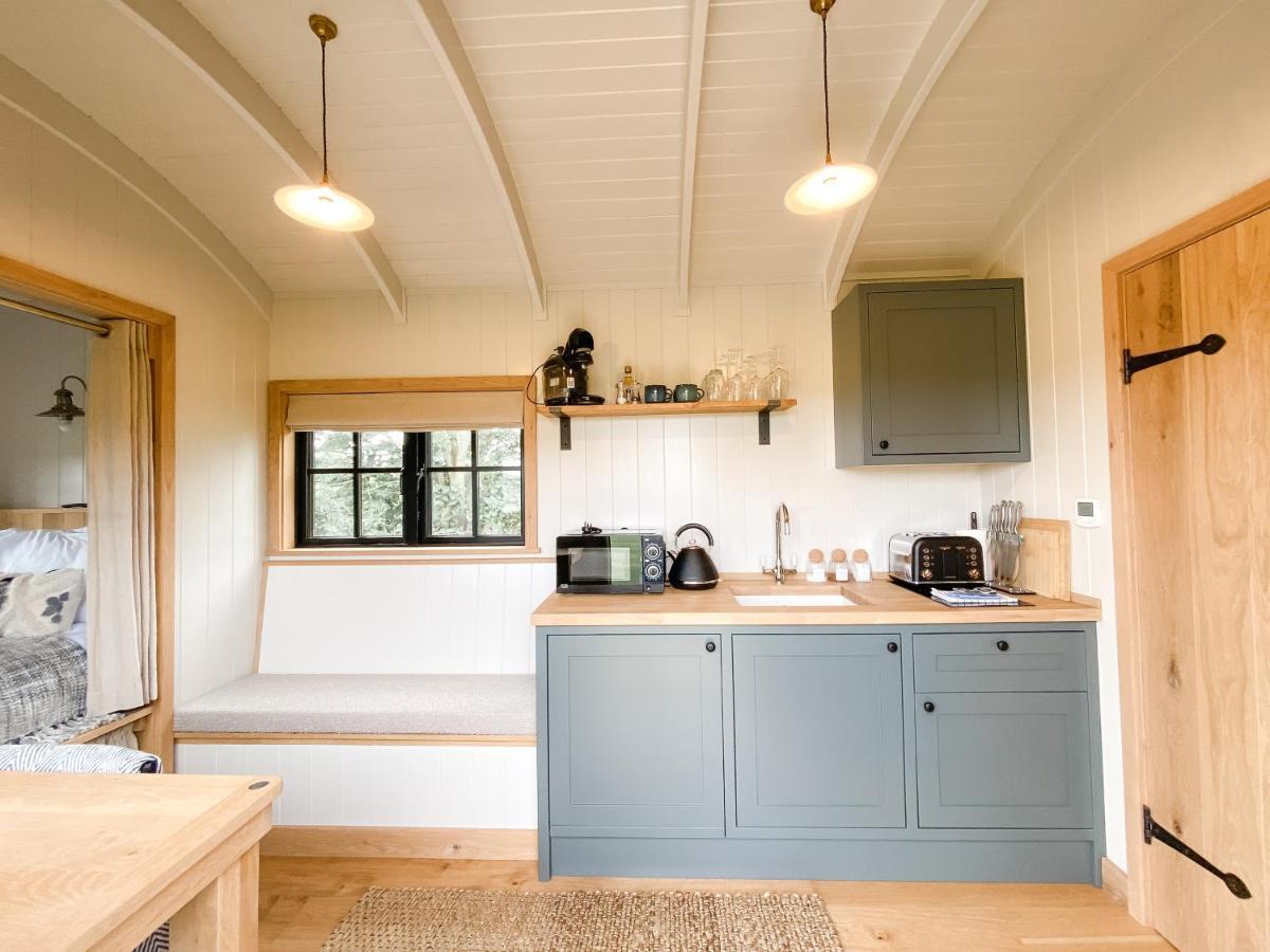 The Black Swan Shepherd Hut Ketton Exterior photo