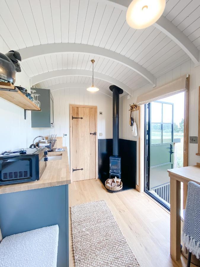 The Black Swan Shepherd Hut Ketton Exterior photo